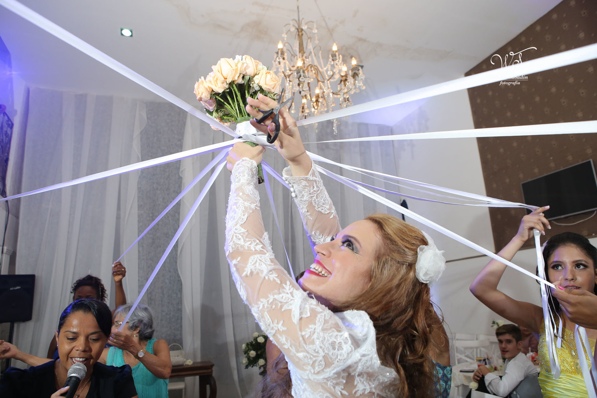 fotografia de casamento, noivos, noiva, noivo, fotografia de noivos, vestido de noiva, sapato, perfume, cabelo, véu, brinco, cruxifixo, pai, mãe, padrinhos, padre, pastor, igreja, cerimonia, festa, salão de beleza, maquiagem, buqu&eci