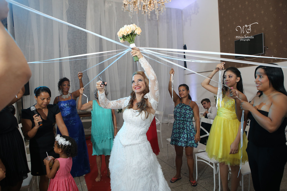 fotografia de casamento, noivos, noiva, noivo, fotografia de noivos, vestido de noiva, sapato, perfume, cabelo, véu, brinco, cruxifixo, pai, mãe, padrinhos, padre, pastor, igreja, cerimonia, festa, salão de beleza, maquiagem, buqu&eci