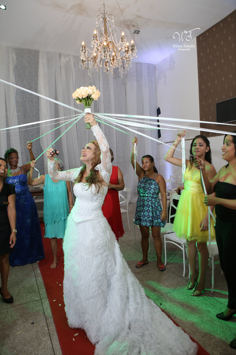 fotografia de casamento, noivos, noiva, noivo, fotografia de noivos, vestido de noiva, sapato, perfume, cabelo, véu, brinco, cruxifixo, pai, mãe, padrinhos, padre, pastor, igreja, cerimonia, festa, salão de beleza, maquiagem, buqu&eci