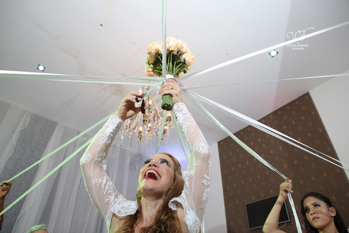 vfotografia de casamento, noivos, noiva, noivo, fotografia de noivos, vestido de noiva, sapato, perfume, cabelo, véu, brinco, cruxifixo, pai, mãe, padrinhos, padre, pastor, igreja, cerimonia, festa, salão de beleza, maquiagem, buqu&ec