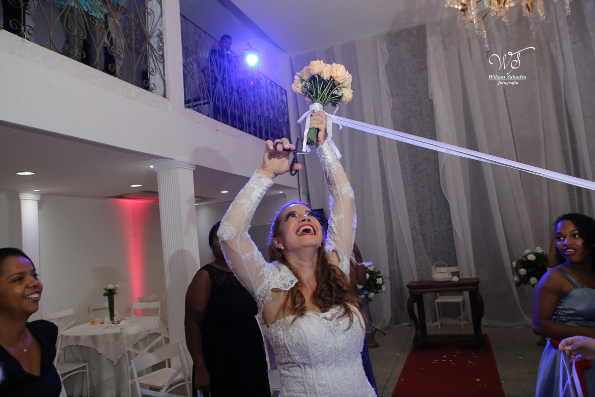 fotografia de casamento, noivos, noiva, noivo, fotografia de noivos, vestido de noiva, sapato, perfume, cabelo, véu, brinco, cruxifixo, pai, mãe, padrinhos, padre, pastor, igreja, cerimonia, festa, salão de beleza, maquiagem, buqu&eci