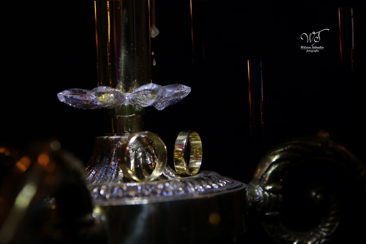 fotografia de casamento, noivos, noiva, noivo, fotografia de noivos, vestido de noiva, sapato, perfume, cabelo, véu, brinco, cruxifixo, pai, mãe, padrinhos, padre, pastor, igreja, cerimonia, festa, salão de beleza, maquiagem, buqu&eci