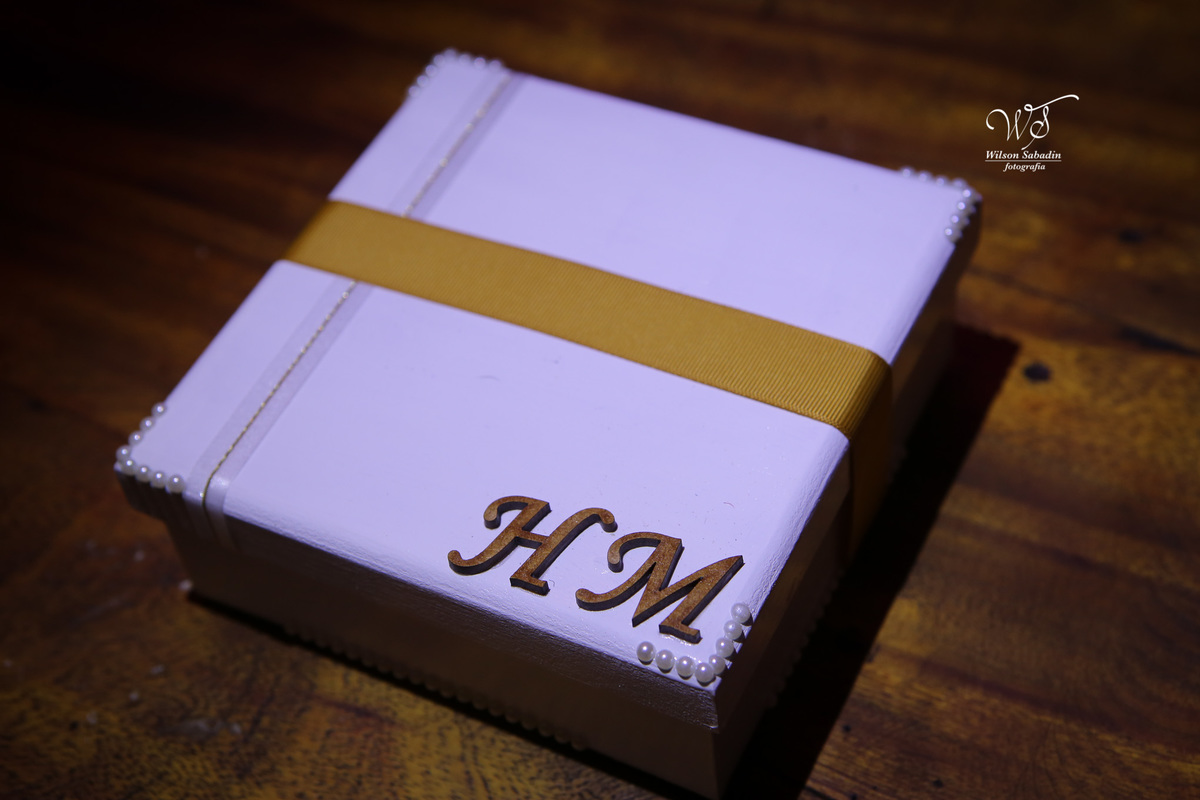 fotografia de casamento, noivos, noiva, noivo, fotografia de noivos, vestido de noiva, sapato, perfume, cabelo, véu, brinco, cruxifixo, pai, mãe, padrinhos, padre, pastor, igreja, cerimonia, festa, salão de beleza, maquiagem, buqu&eci