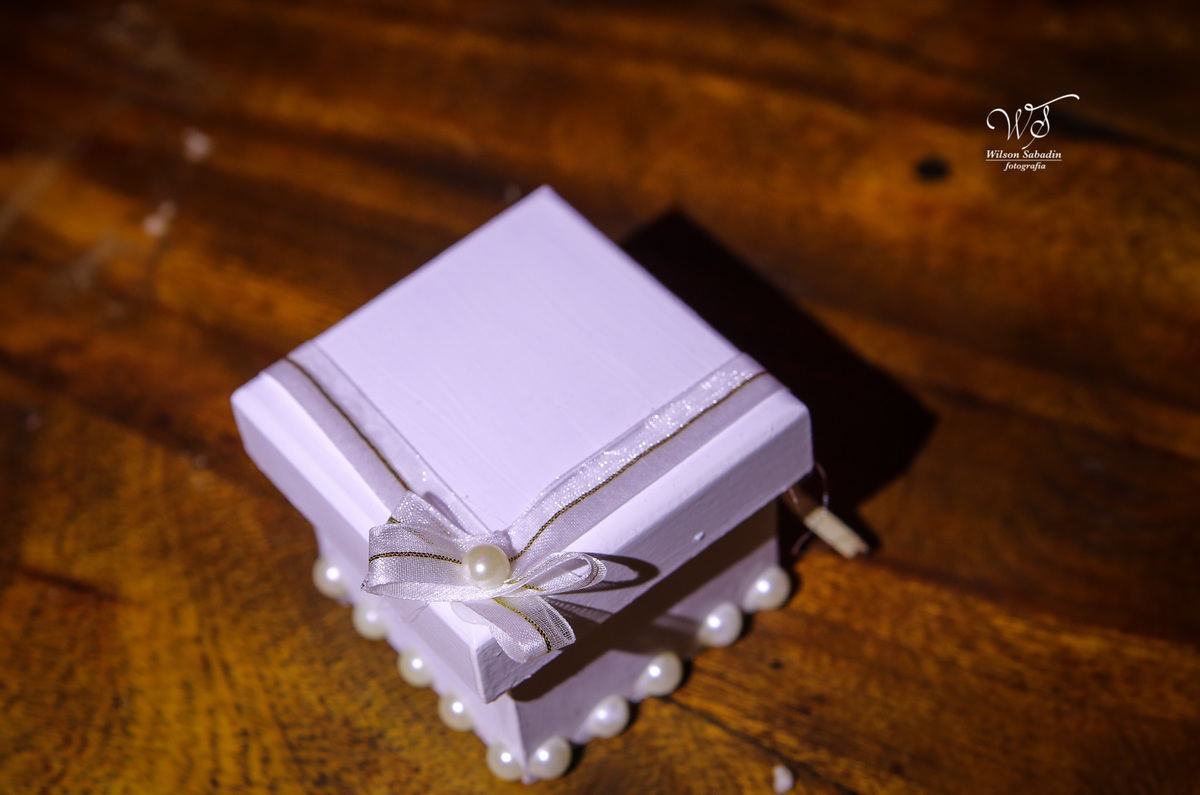 fotografia de casamento, noivos, noiva, noivo, fotografia de noivos, vestido de noiva, sapato, perfume, cabelo, véu, brinco, cruxifixo, pai, mãe, padrinhos, padre, pastor, igreja, cerimonia, festa, salão de beleza, maquiagem, buqu&eci