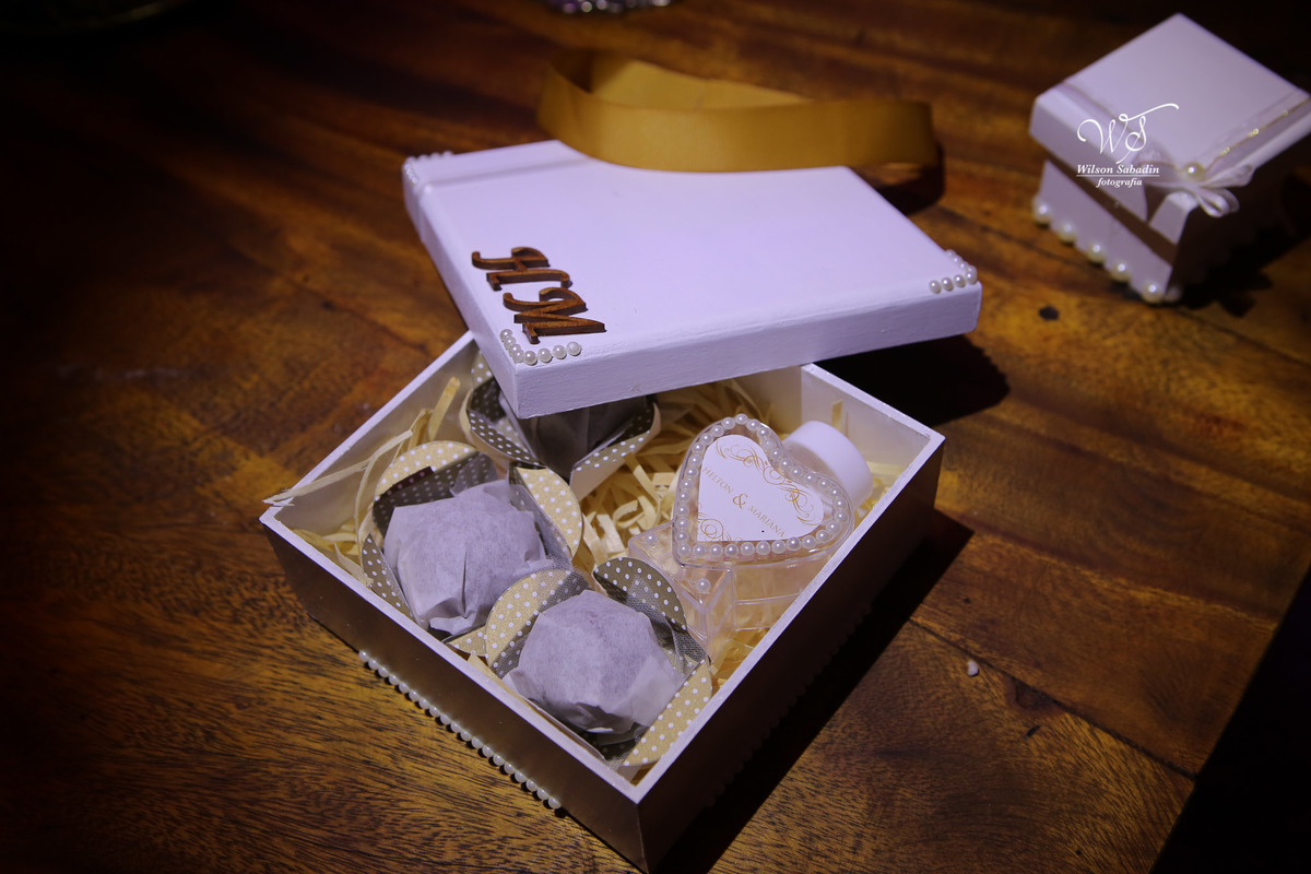 fotografia de casamento, noivos, noiva, noivo, fotografia de noivos, vestido de noiva, sapato, perfume, cabelo, véu, brinco, cruxifixo, pai, mãe, padrinhos, padre, pastor, igreja, cerimonia, festa, salão de beleza, maquiagem, buqu&eci