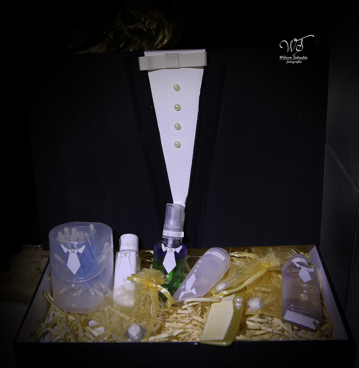 fotografia de casamento, noivos, noiva, noivo, fotografia de noivos, vestido de noiva, sapato, perfume, cabelo, véu, brinco, cruxifixo, pai, mãe, padrinhos, padre, pastor, igreja, cerimonia, festa, salão de beleza, maquiagem, buqu&eci