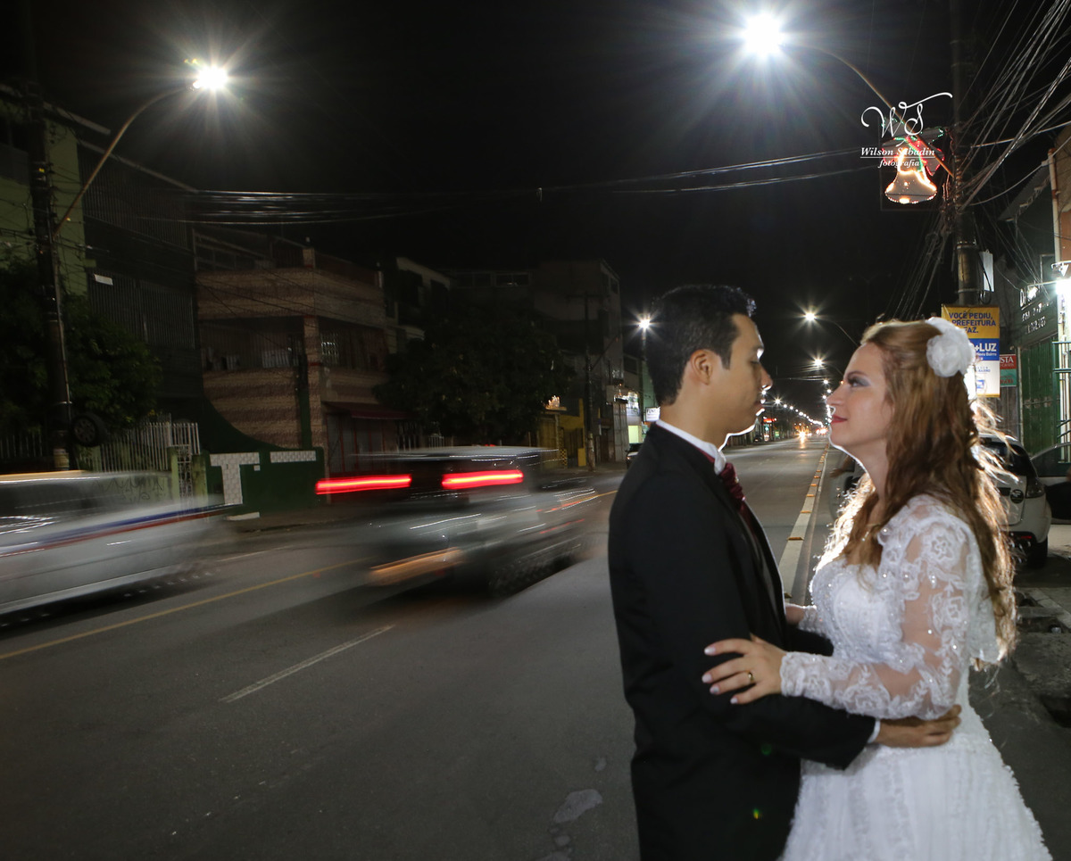 fotografia de casamento, noivos, noiva, noivo, fotografia de noivos, vestido de noiva, sapato, perfume, cabelo, véu, brinco, cruxifixo, pai, mãe, padrinhos, padre, pastor, igreja, cerimonia, festa, salão de beleza, maquiagem, buqu&eci