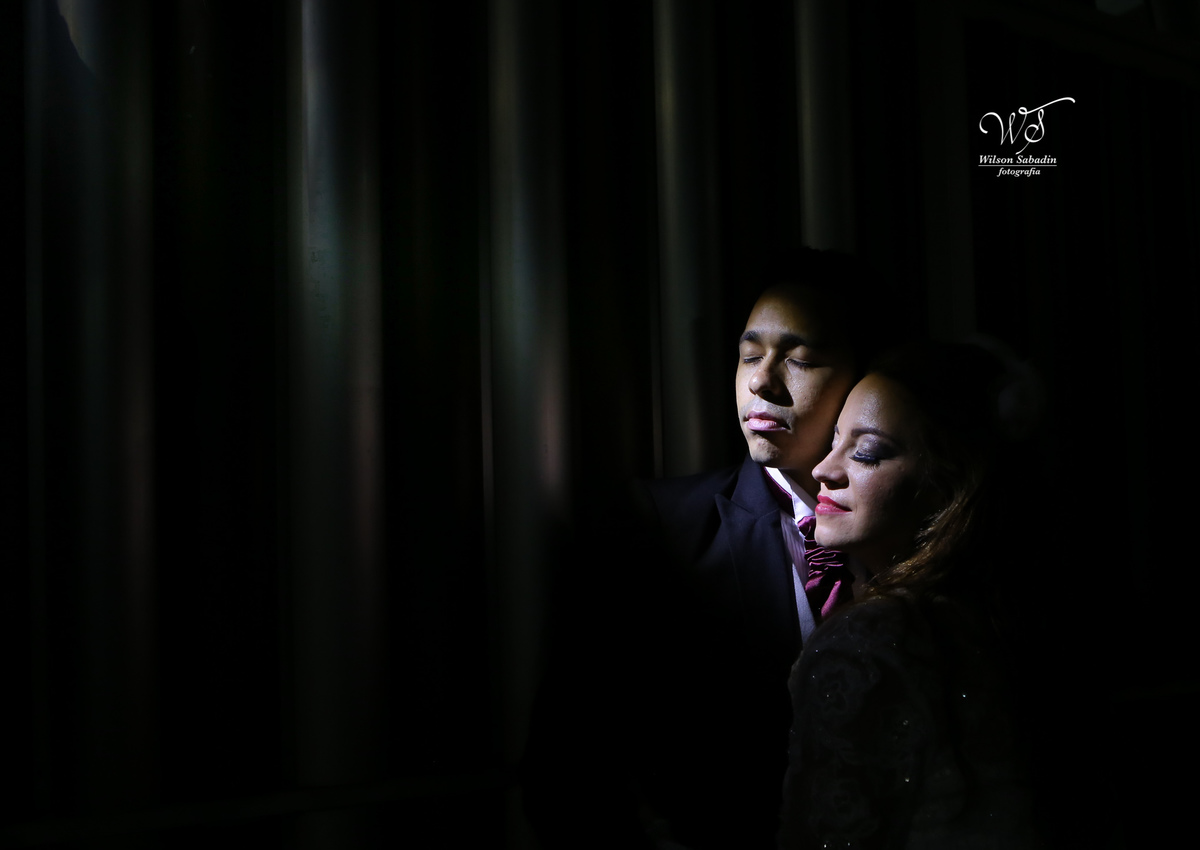 fotografia de casamento, noivos, noiva, noivo, fotografia de noivos, vestido de noiva, sapato, perfume, cabelo, véu, brinco, cruxifixo, pai, mãe, padrinhos, padre, pastor, igreja, cerimonia, festa, salão de beleza, maquiagem, buqu&eci