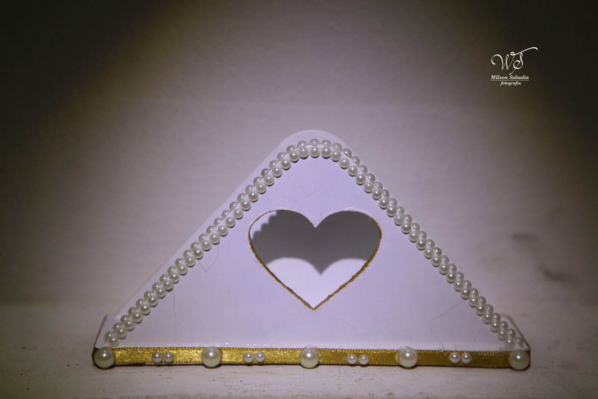 fotografia de casamento, noivos, noiva, noivo, fotografia de noivos, vestido de noiva, sapato, perfume, cabelo, véu, brinco, cruxifixo, pai, mãe, padrinhos, padre, pastor, igreja, cerimonia, festa, salão de beleza, maquiagem, buqu&eci