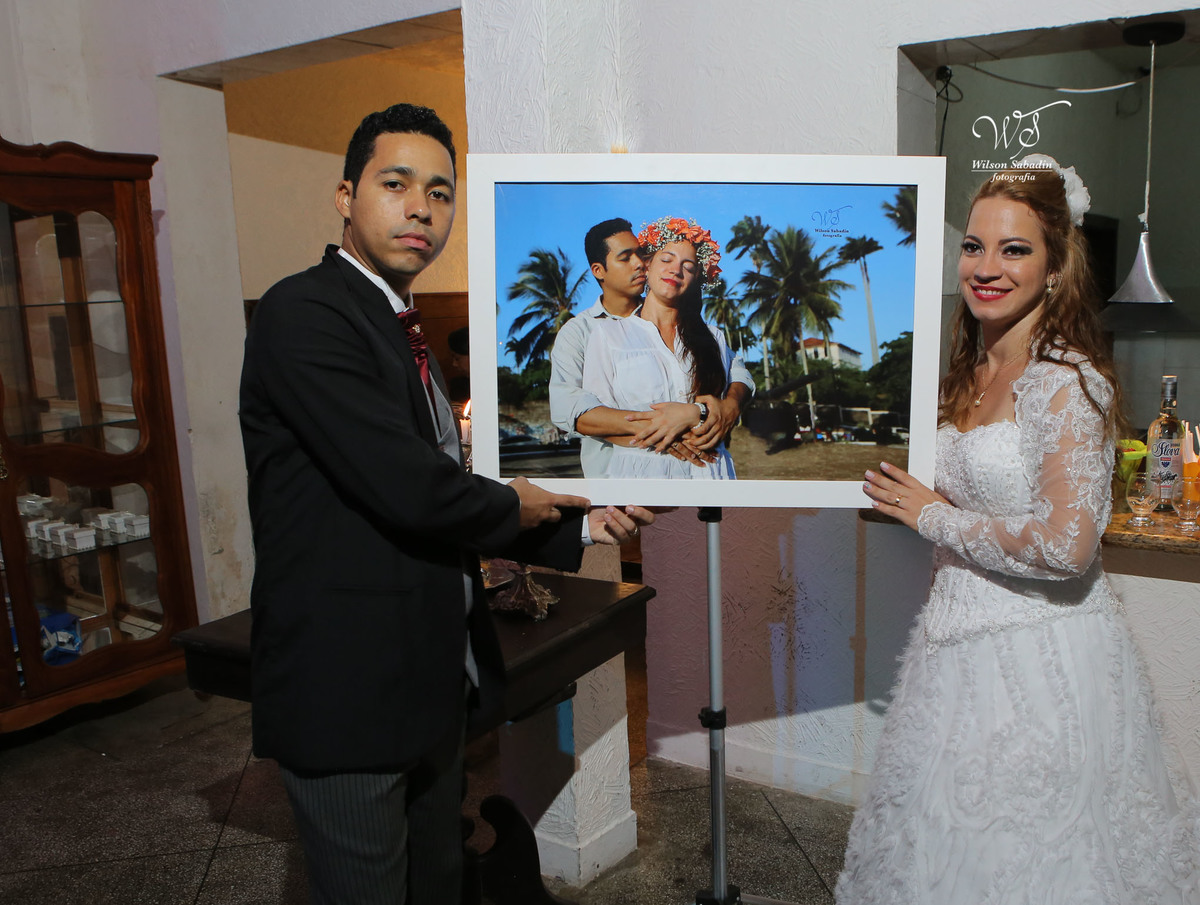 fotografia de casamento, noivos, noiva, noivo, fotografia de noivos, vestido de noiva, sapato, perfume, cabelo, véu, brinco, cruxifixo, pai, mãe, padrinhos, padre, pastor, igreja, cerimonia, festa, salão de beleza, maquiagem, buqu&eci