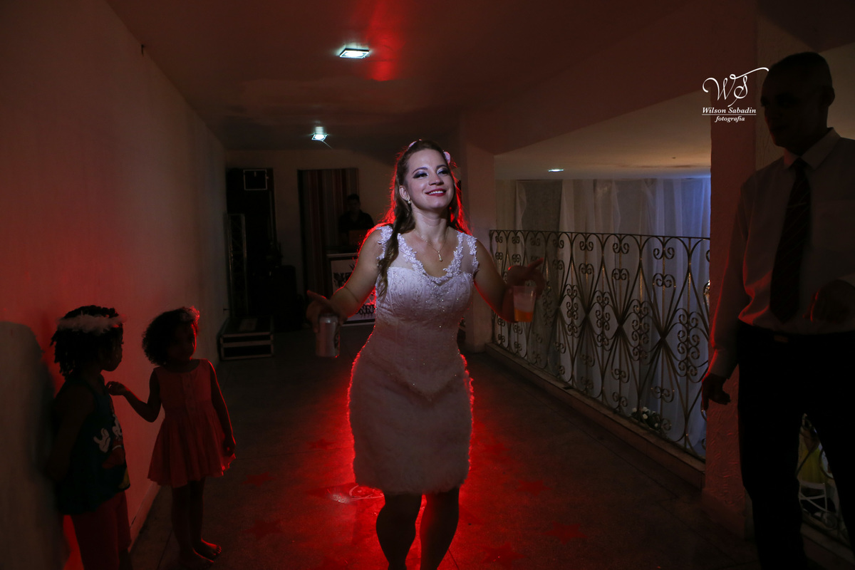 fotografia de casamento, noivos, noiva, noivo, fotografia de noivos, vestido de noiva, sapato, perfume, cabelo, véu, brinco, cruxifixo, pai, mãe, padrinhos, padre, pastor, igreja, cerimonia, festa, salão de beleza, maquiagem, buqu&eci