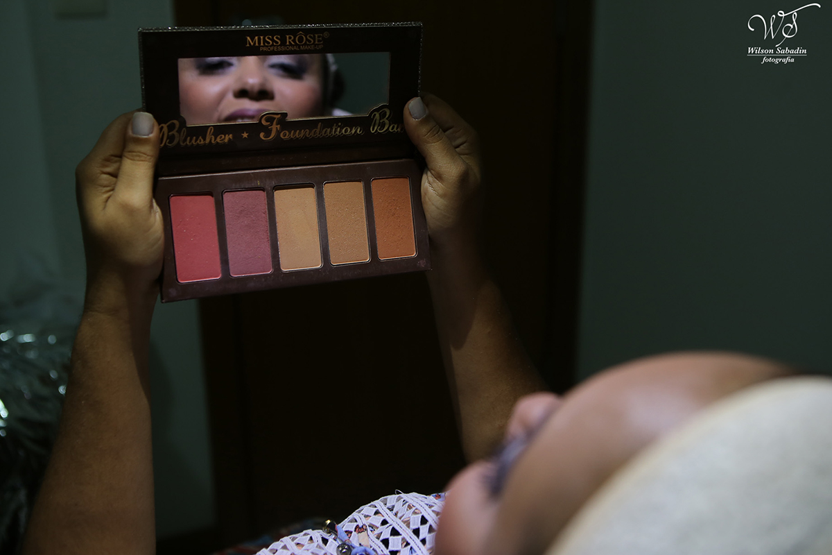 fotografia de casamento em Salvador Bahia, a noiva olhando no espelho