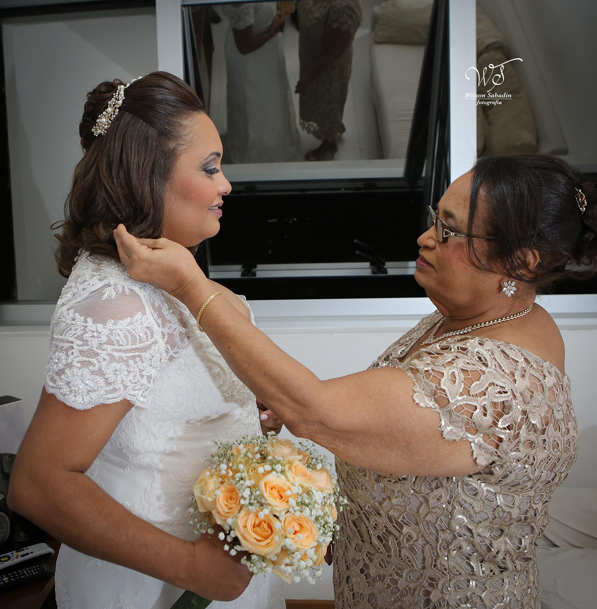 fotografia de casamento em Salvador Bahia, a mãe da noiva arrumando seu cabelo