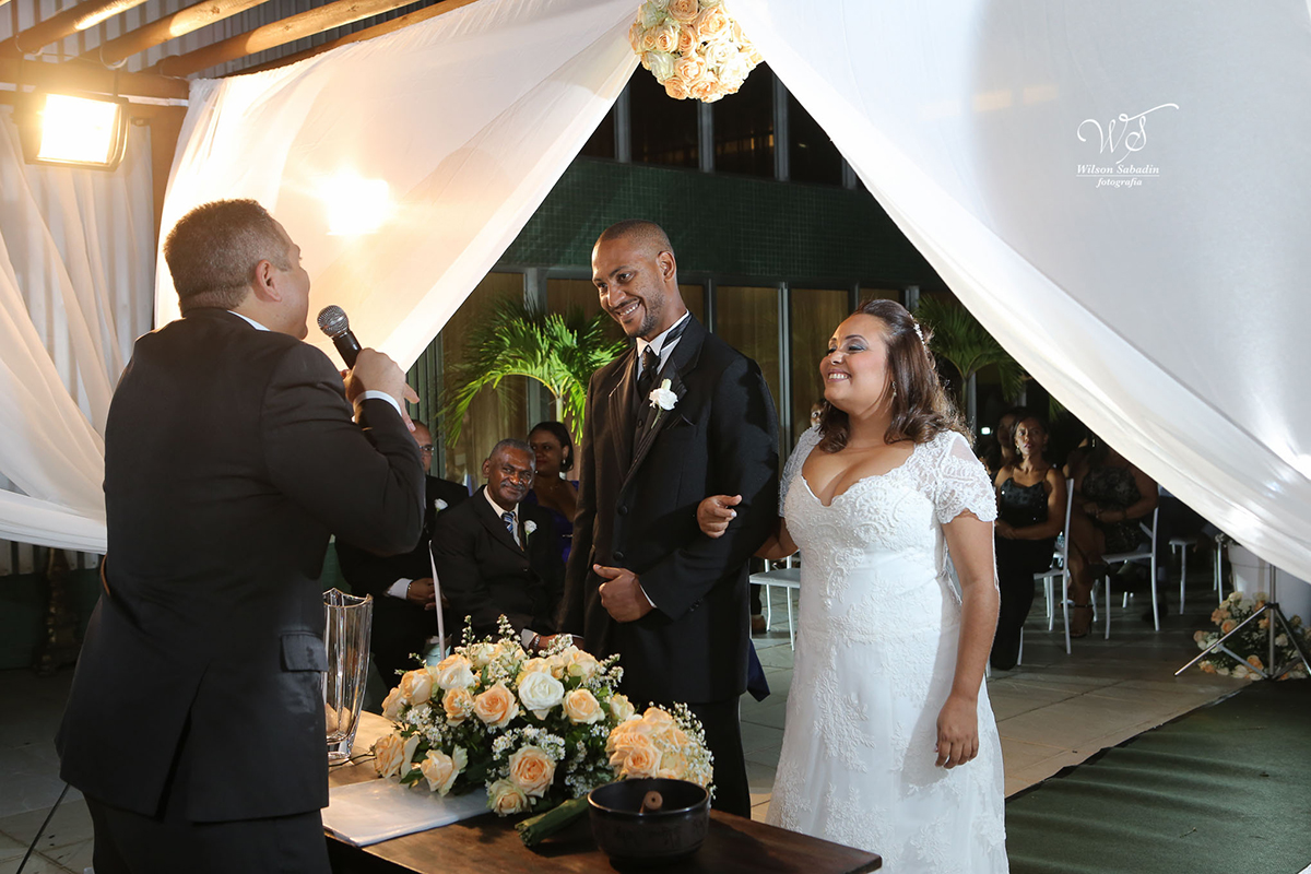 fotografia de casamento em Salvador Bahia, hora da cerimonia os noivos sorrindo