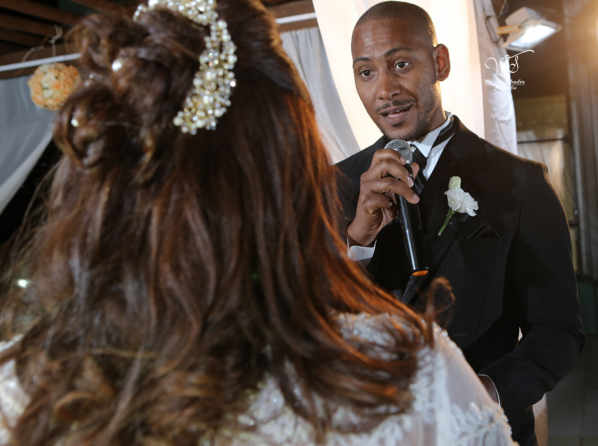fotografia de casamento em Salvador Bahia, o noivo discursando para a sua noiva