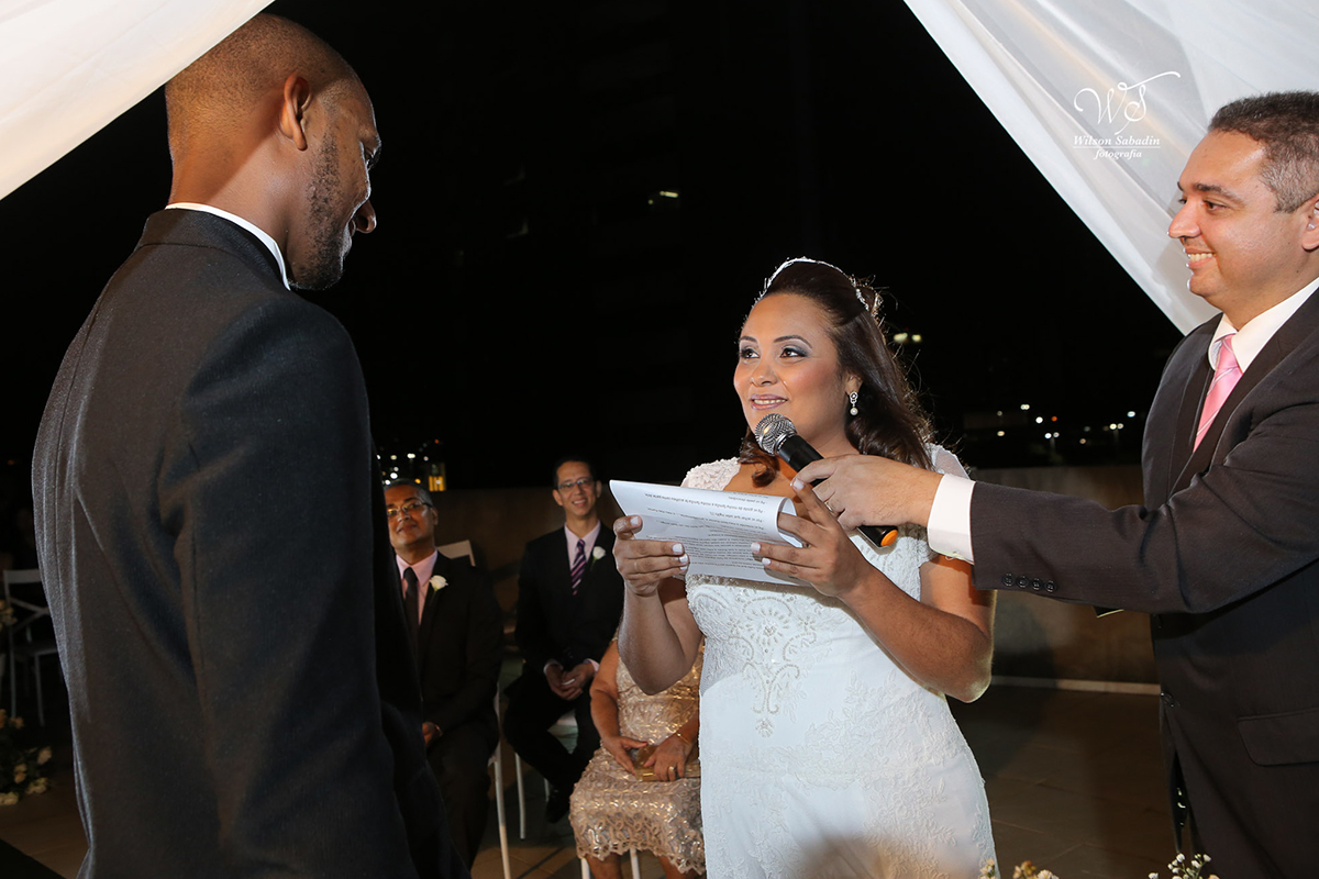 fotografia de casamento em Salvador Bahia, a noiva lendo o discurso