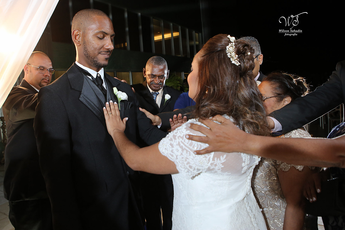 fotografia de casamento em Salvador Bahia, a noiva com a mão no noivo