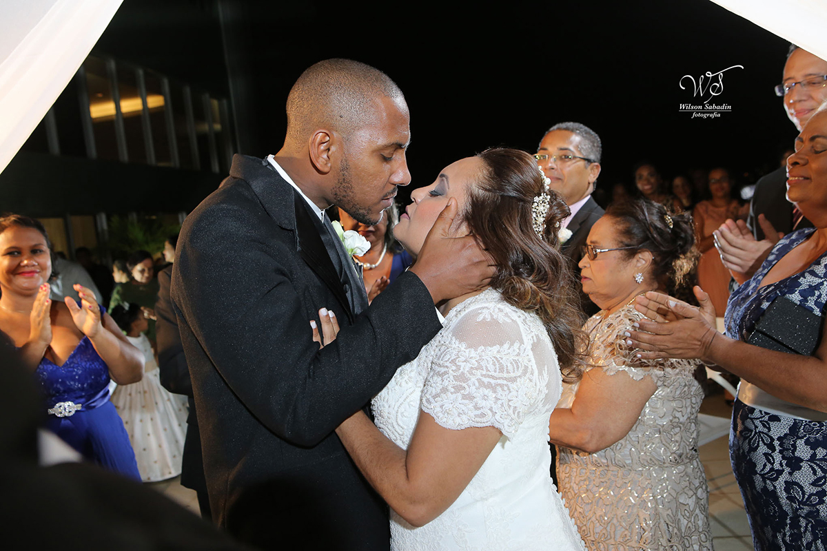 fotografia de casamento em Salvador Bahia, os noivos se beijando