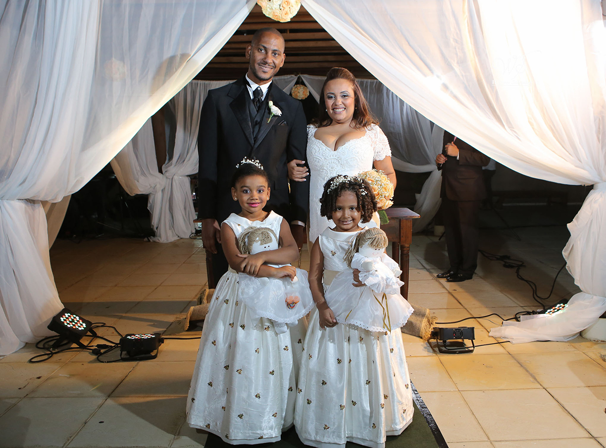 fotografia de casamento em Salvador Bahia, a noiva e o noivo com as daminhas