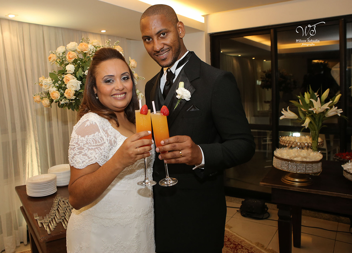 fotografia de casamento em Salvador Bahia, os noivos brindando