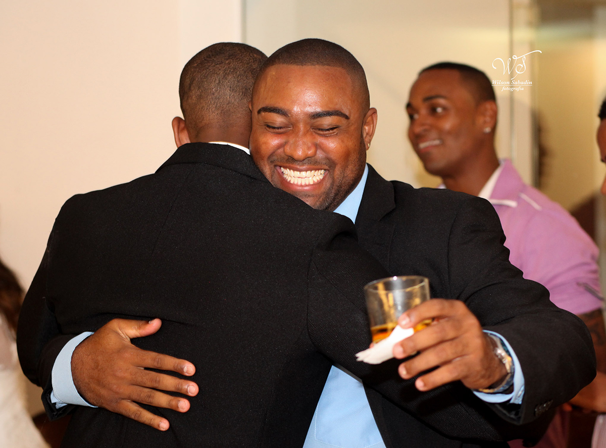 fotografia de casamento em Salvador Bahia, o noivo sendo abraçado pelo convidado