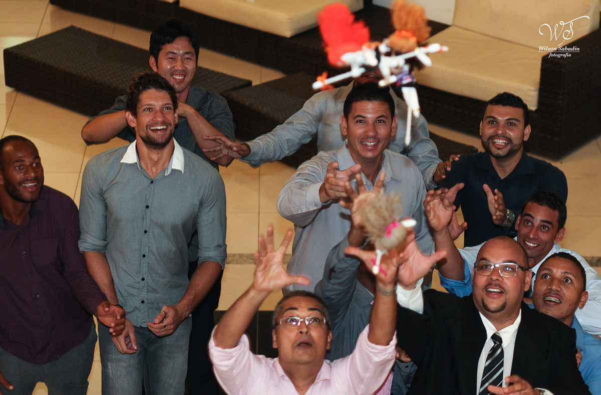 fotografia de casamento em Salvador Bahia, o noivo jogando o santo antonio