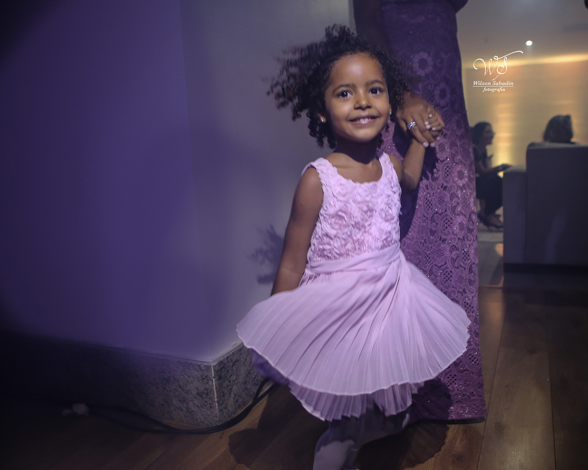 fotografia de casamento em Salvador Bahia, a daminha dançando