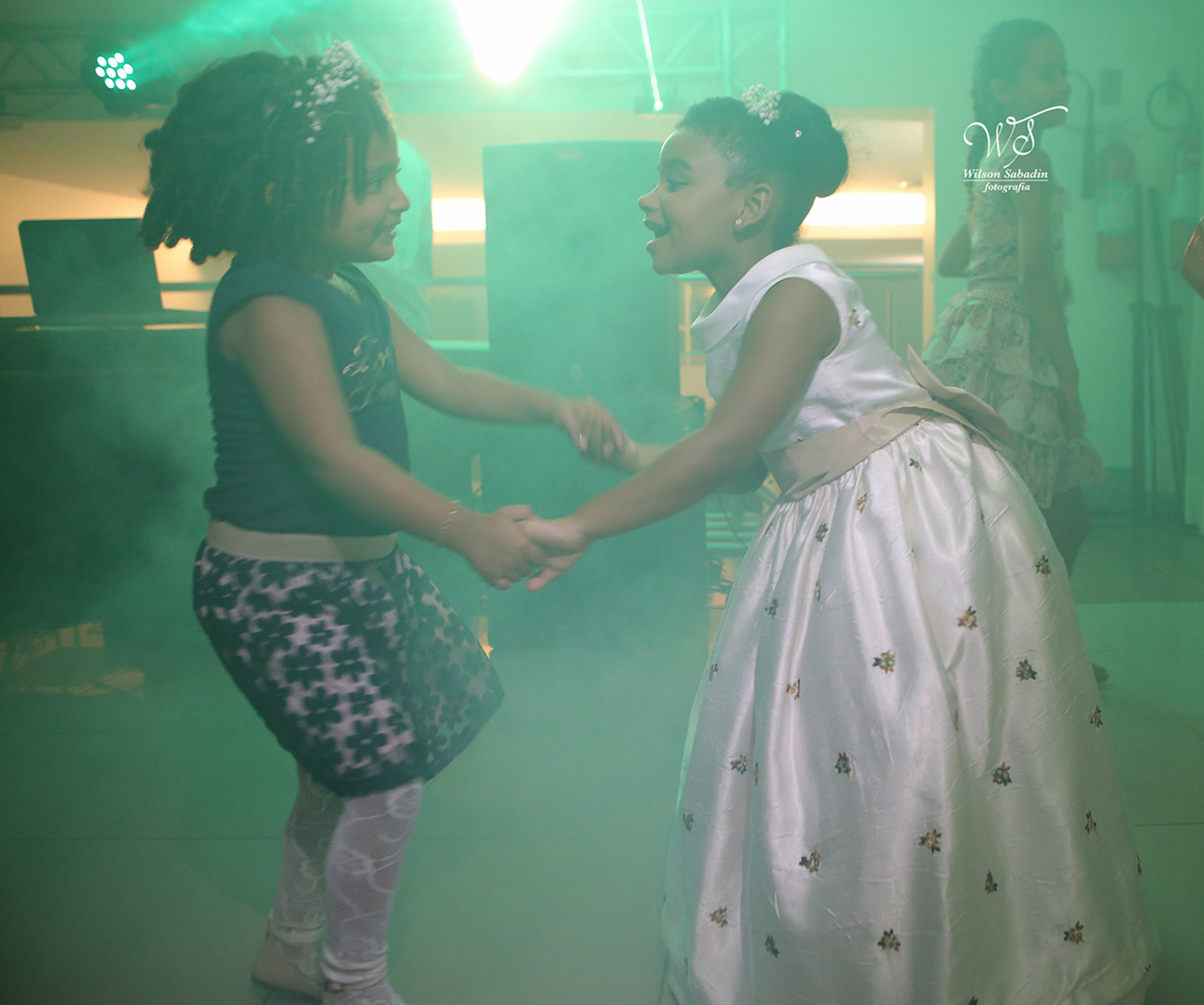 fotografia de casamento em Salvador Bahia, crianças brincando na boate