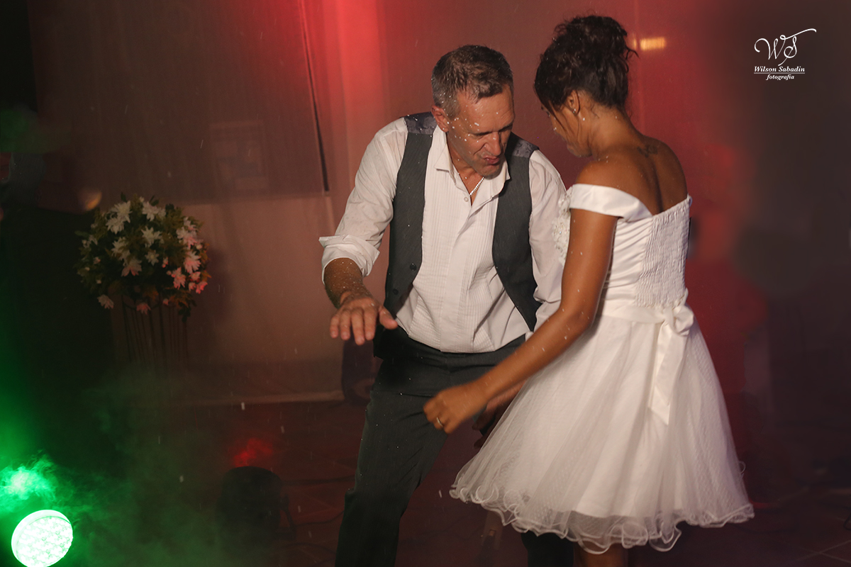 Fotografia de casamento, noivos, noiva, noivo, fotografia de noivos, sapato, perfume, cabelo,  fotografia de casal, vestido de noiva