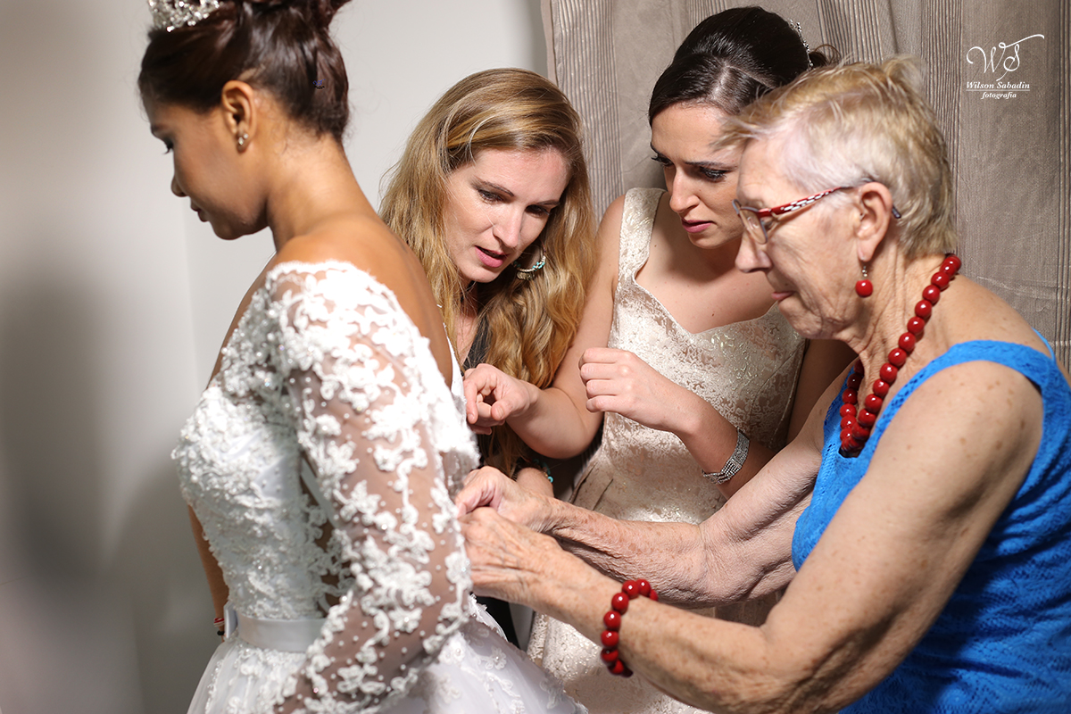 Fotografia de casamento, noivos, noiva, noivo, fotografia de noivos, sapato, perfume, cabelo,  fotografia de casal, vestido de noiva, madrinhas, sogra, fechando o vestido