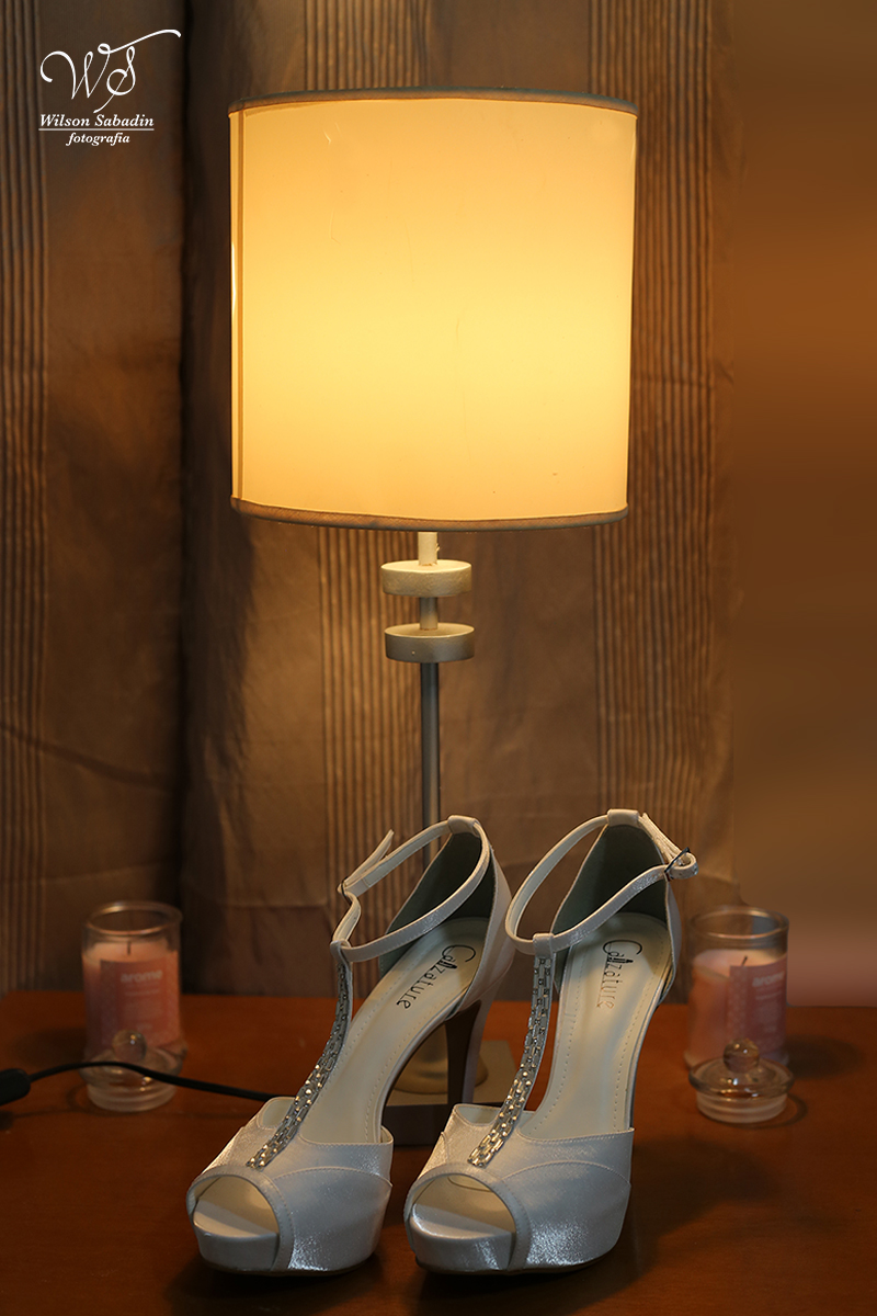 Fotografia de casamento, noivos, noiva, noivo, fotografia de noivos, sapato, perfume