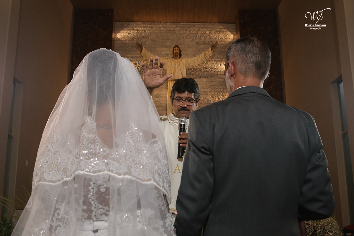 Fotografia de casamento, noivos, noiva, noivo, fotografia de noivos, sapato, perfume, cabelo,  fotografia de casal, vestido de noiva, padre, igreja