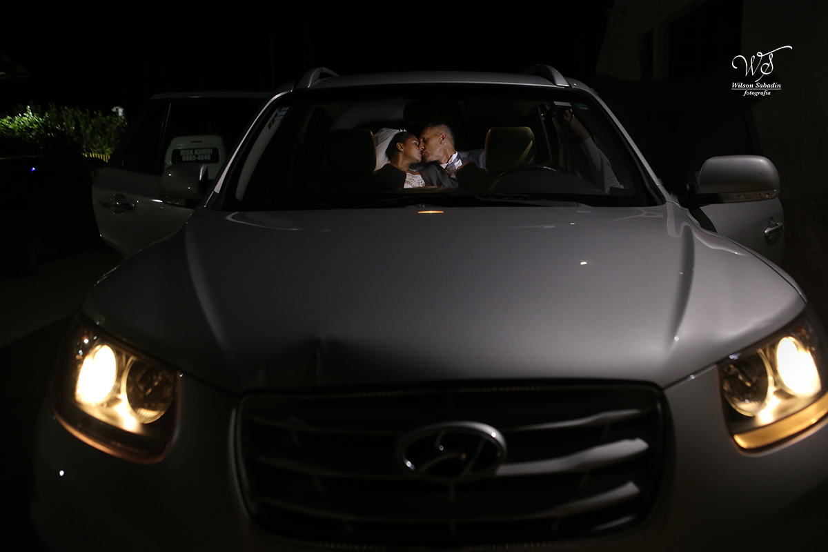 Fotografia de casamento, noivos, noiva, noivo, fotografia de noivos, sapato, perfume, cabelo,  fotografia de casal, vestido de noiva, carro de noiva