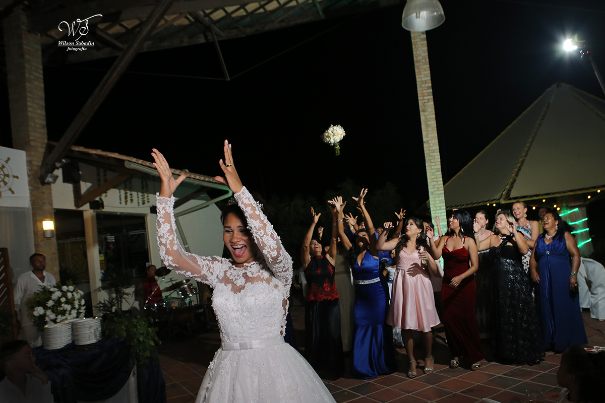 Fotografia de casamento, noivos, noiva, noivo, fotografia de noivos, sapato, perfume, cabelo,  fotografia de casal, vestido de noiva, jogando o buquet