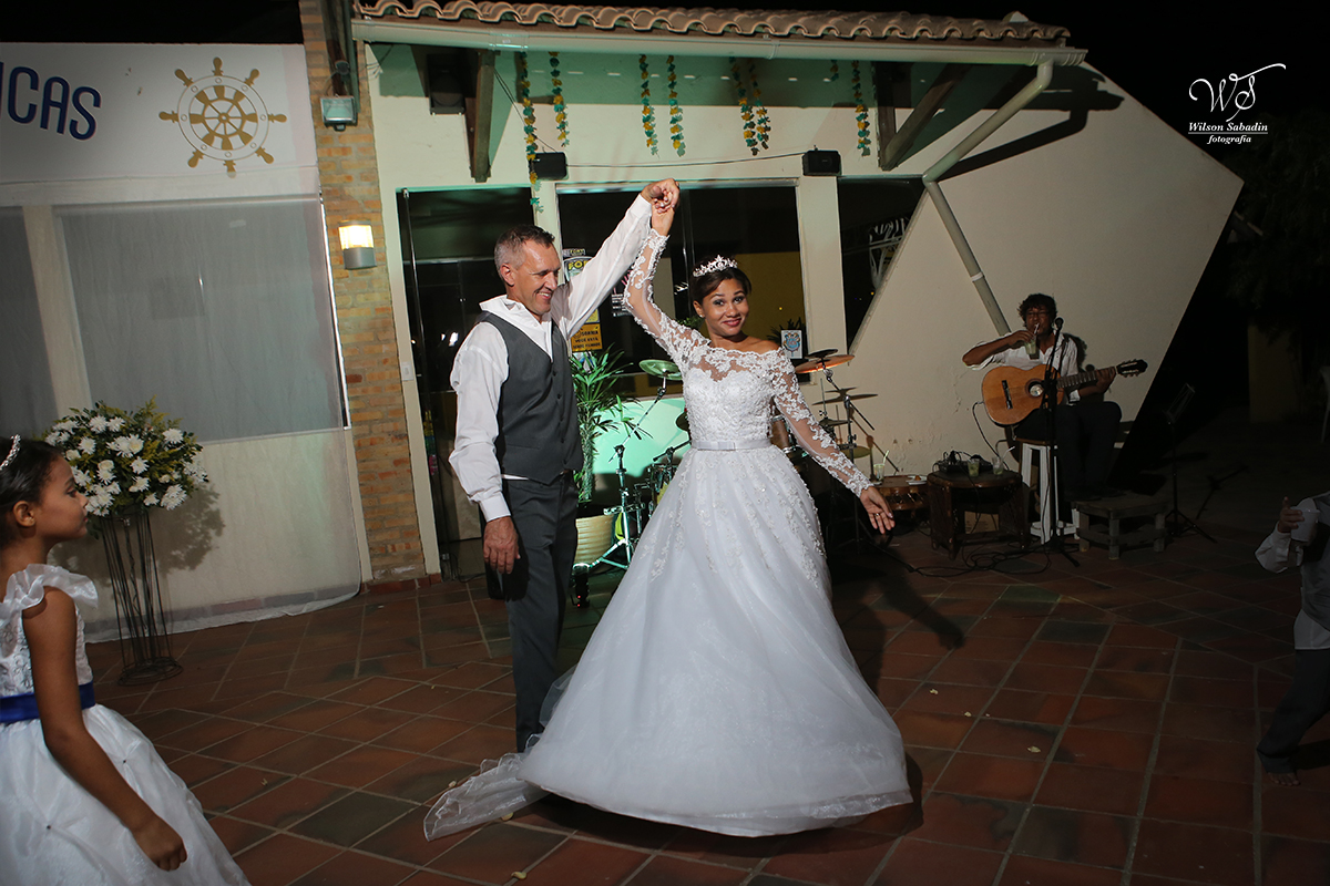 Fotografia de casamento, noivos, noiva, noivo, fotografia de noivos, sapato, perfume, cabelo,  fotografia de casal, vestido de noiva, dança dos noivos