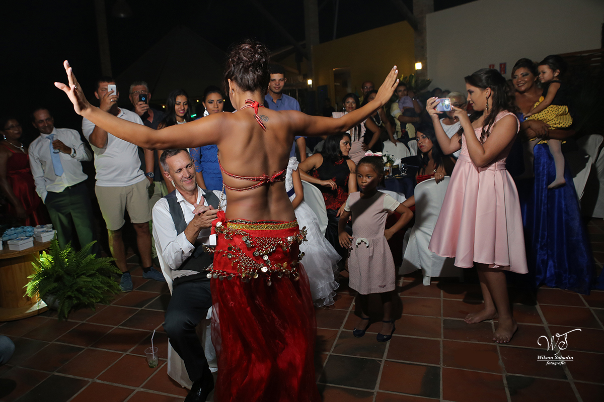 Fotografia de casamento, noivos, noiva, noivo, fotografia de noivos, sapato, perfume, cabelo,  fotografia de casal, vestido de noiva, dançando para o noivo