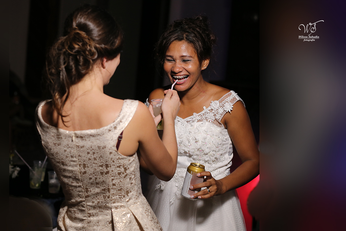 Fotografia de casamento, noivos, noiva, noivo, fotografia de noivos, sapato, perfume, cabelo,  fotografia de casal, vestido de noiva, fim de festa