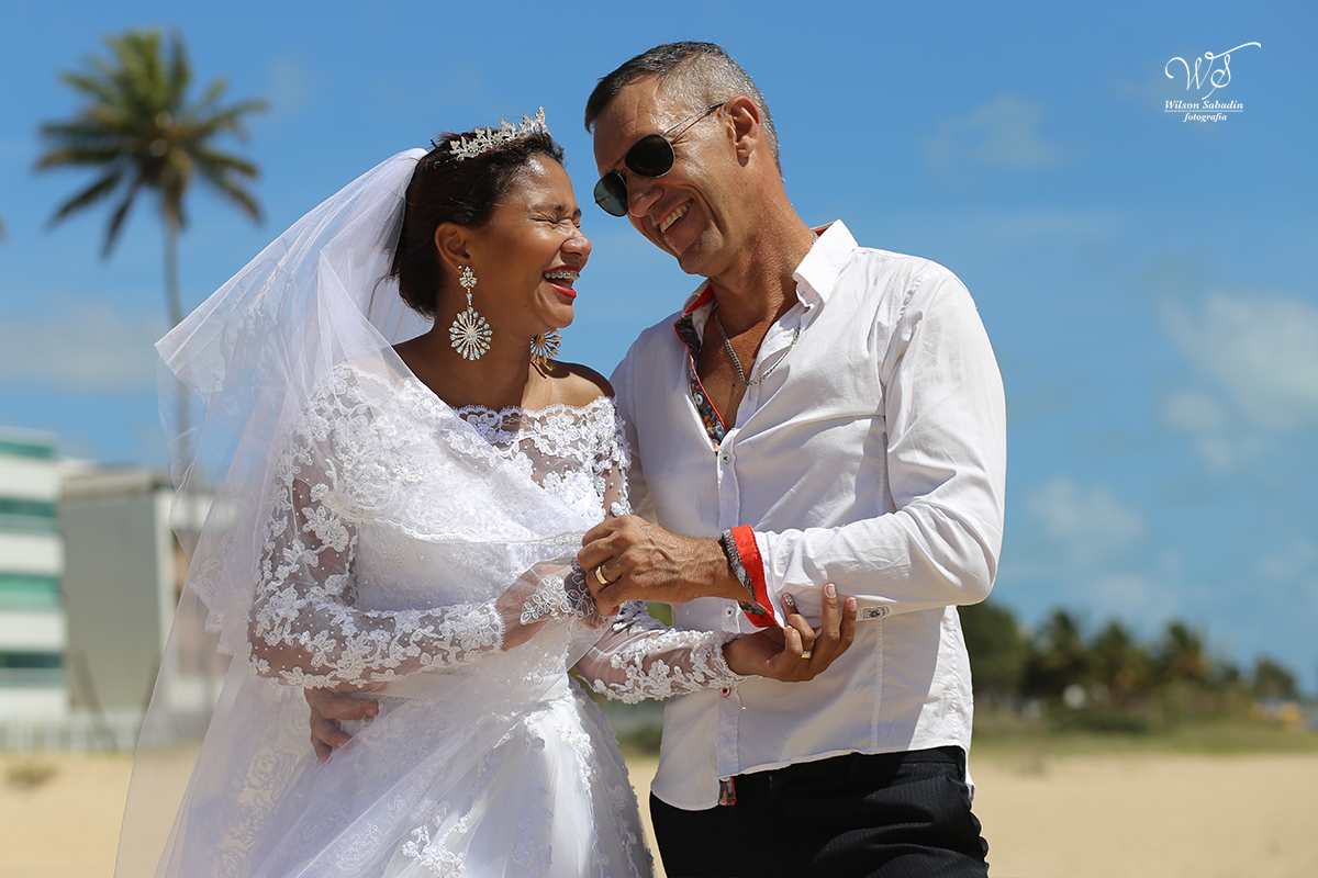 fotografia de trash the dress, noiva, noivos, vestido de noiva, ensaio de casal, ensaio de casal na praia