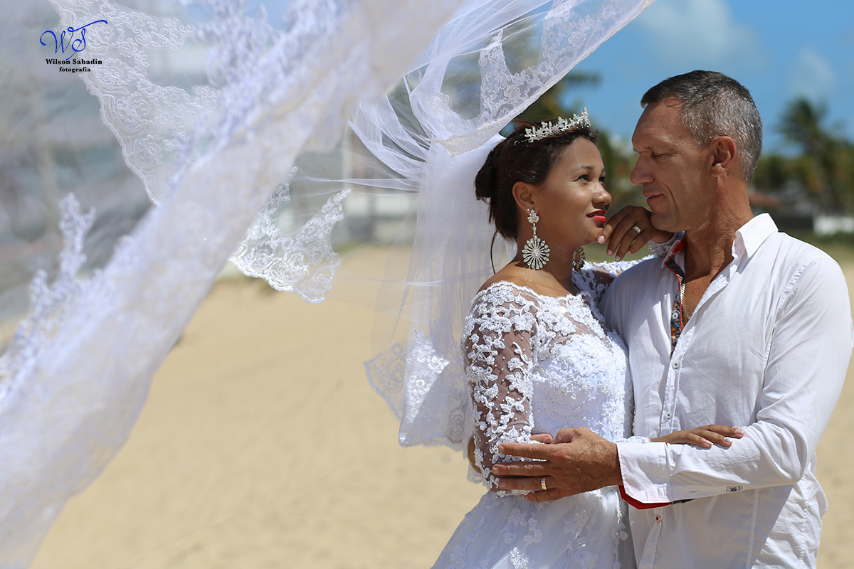 fotografia de trash the dress, noiva, noivos, vestido de noiva, ensaio de casal, ensaio de casal na praia