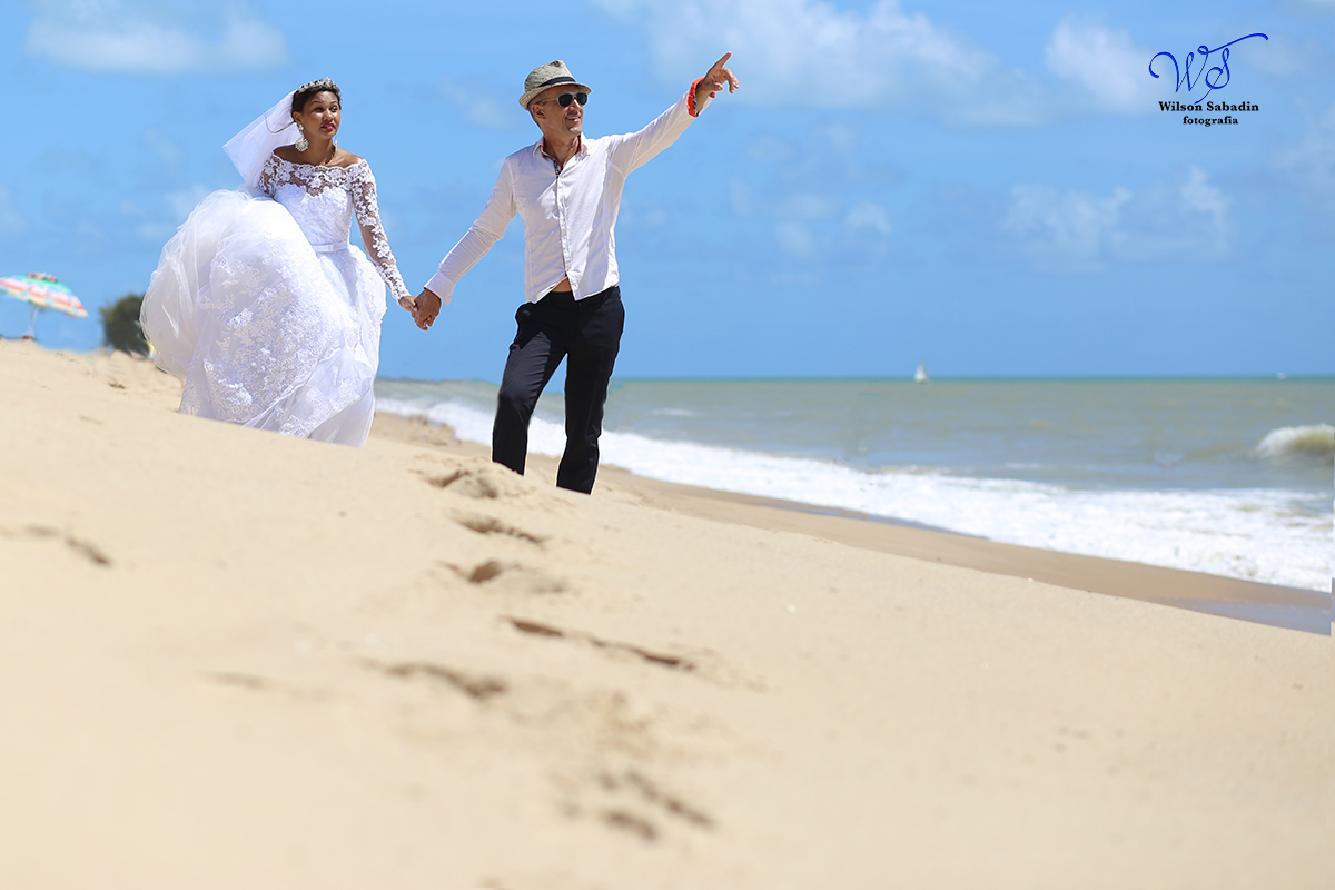 fotografia de trash the dress, noiva, noivos, vestido de noiva, ensaio de casal, ensaio de casal na praia