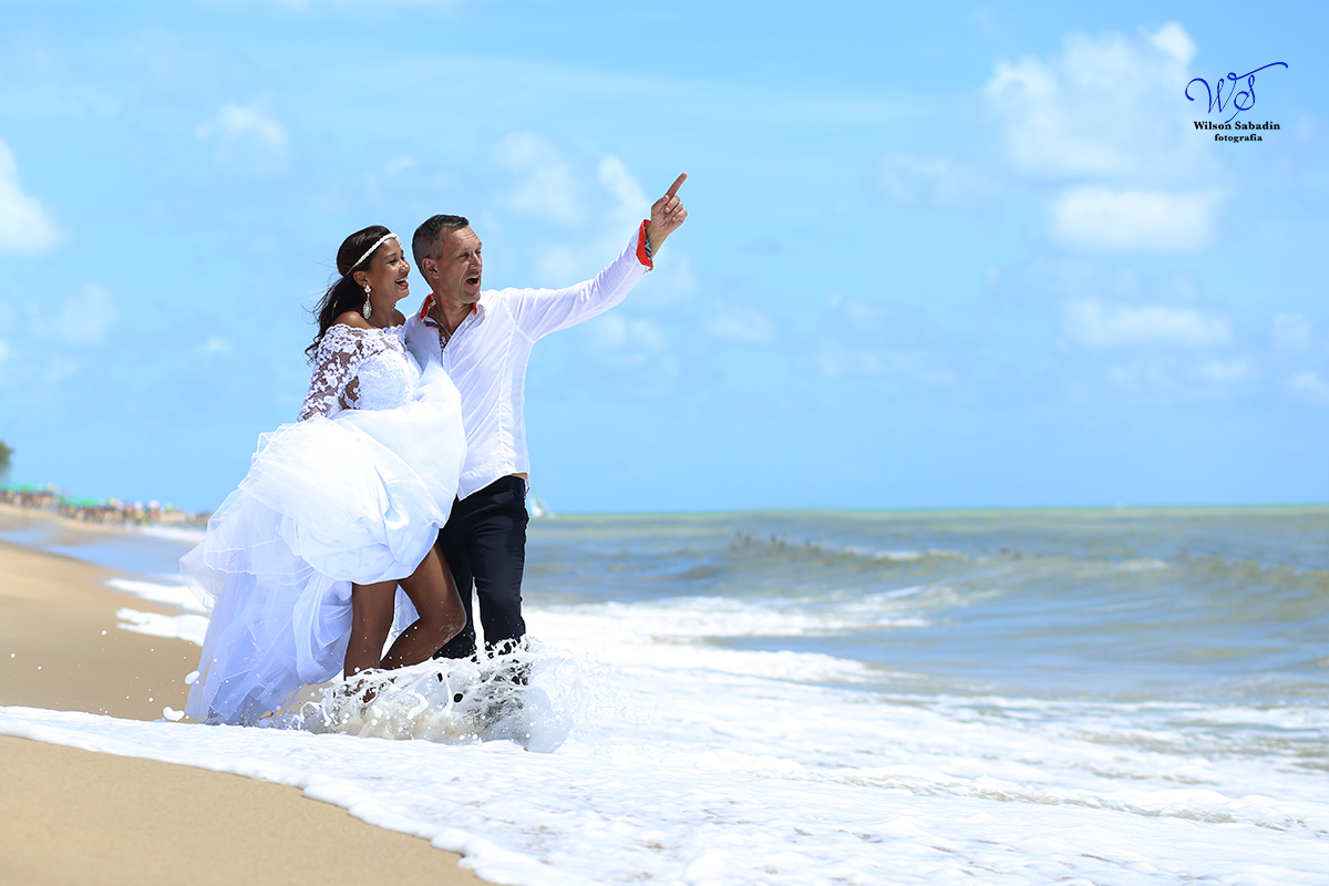 fotografia de trash the dress, noiva, noivos, vestido de noiva, ensaio de casal, ensaio de casal na praia