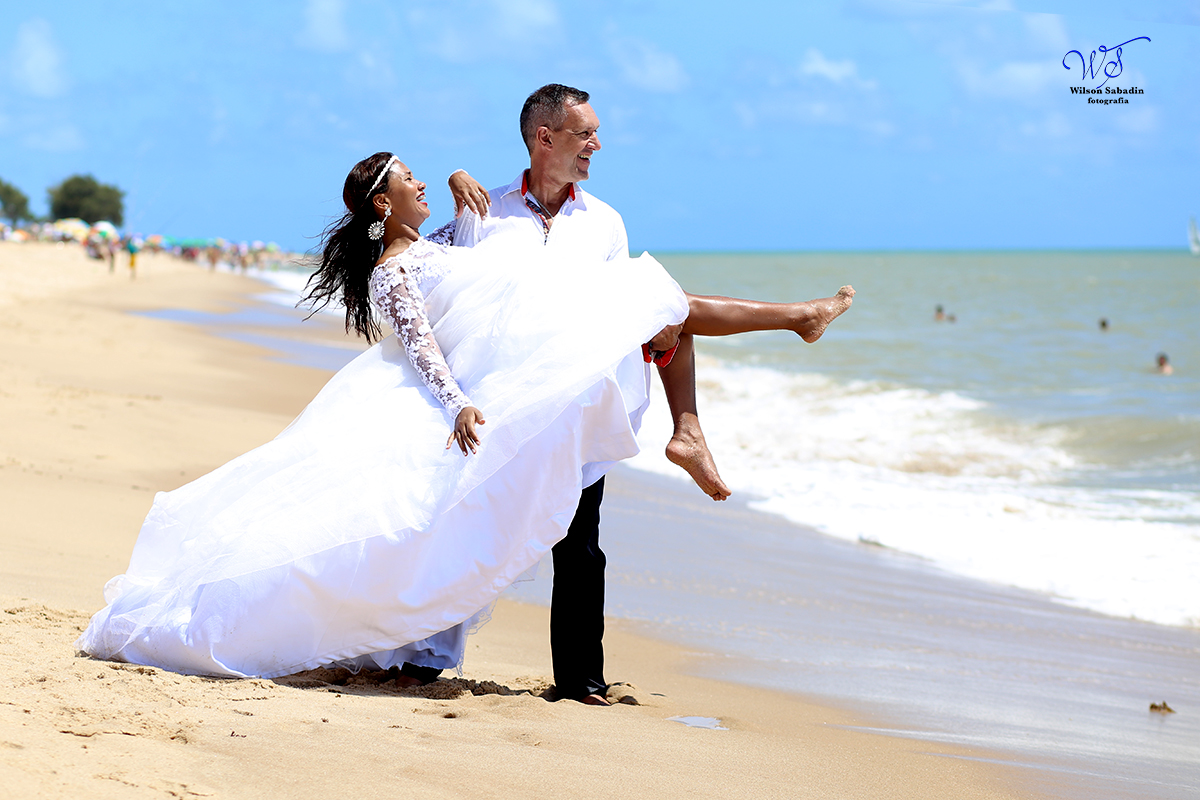 fotografia de trash the dress, noiva, noivos, vestido de noiva, ensaio de casal, ensaio de casal na praia