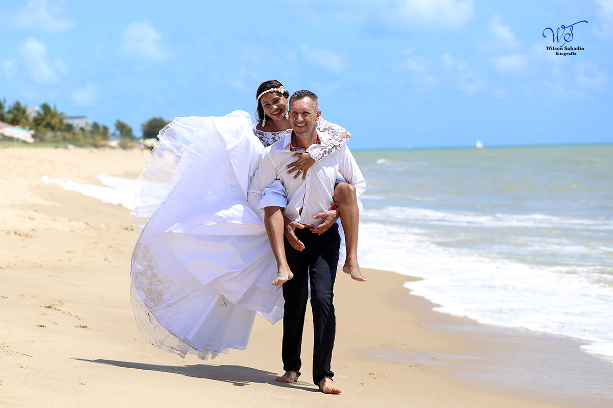 fotografia de trash the dress, noiva, noivos, vestido de noiva, ensaio de casal, ensaio de casal na praia
