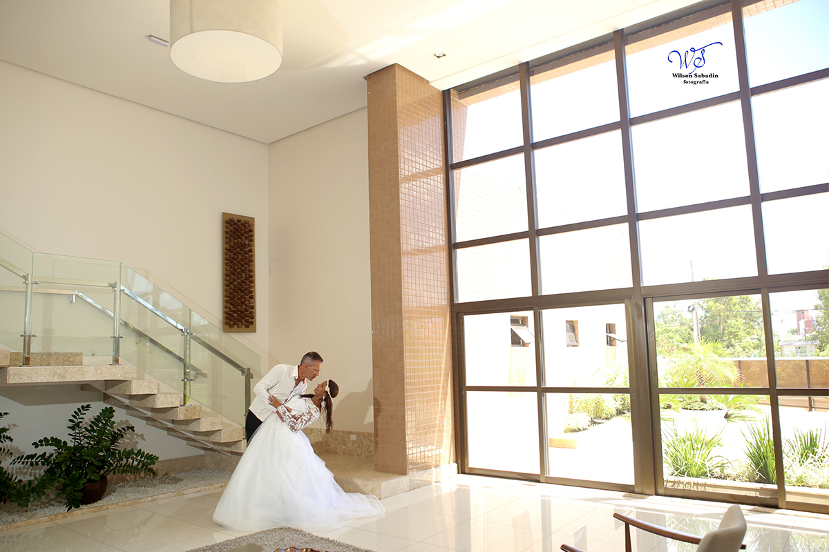 fotografia de trash the dress, noiva, noivos, vestido de noiva, ensaio de casal, ensaio de casal no lobby do condominio