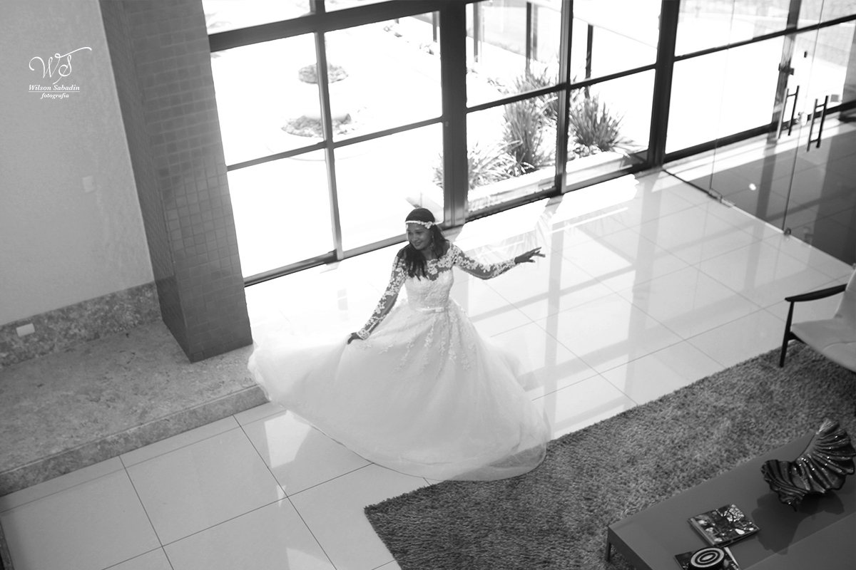 fotografia de trash the dress, noiva, noivos, vestido de noiva, ensaio de casal, a noiva dançando no lobby do condominio