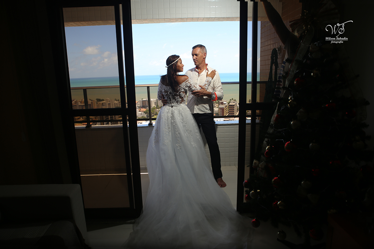 fotografia de trash the dress, noiva, noivos, vestido de noiva, ensaio de casal, casal na varanda do prédio