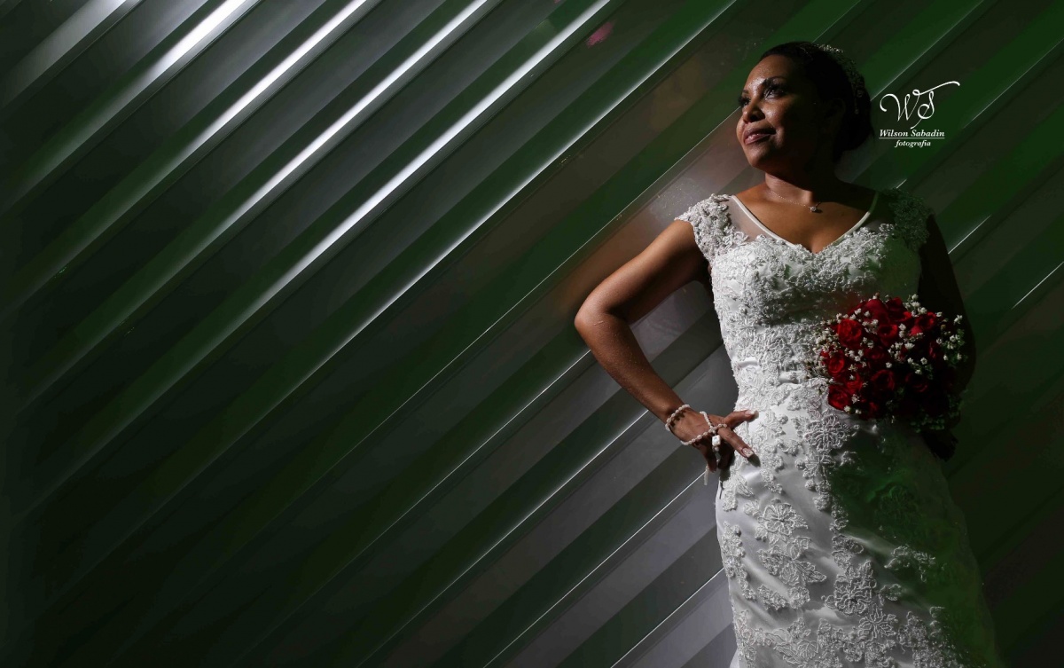 fotografia de casamento, noivos, noiva, noivo, fotografia de noivos, vestido de noiva, sapato, perfume, cabelo, véu, brinco, cruxificio, pai, mãe, padrinhos, padre, igreja, cerimonia, festa, salão de beleza, maquiagem, buquê, avó, buffê, bolo, convidados,