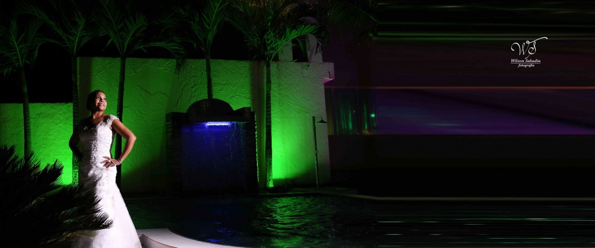 fotografia de casamento, noivos, noiva, noivo, fotografia de noivos, vestido de noiva, sapato, perfume, cabelo, véu, brinco, cruxificio, pai, mãe, padrinhos, padre, igreja, cerimonia, festa, salão de beleza, maquiagem, buquê, avó, buffê, bolo, convidados,