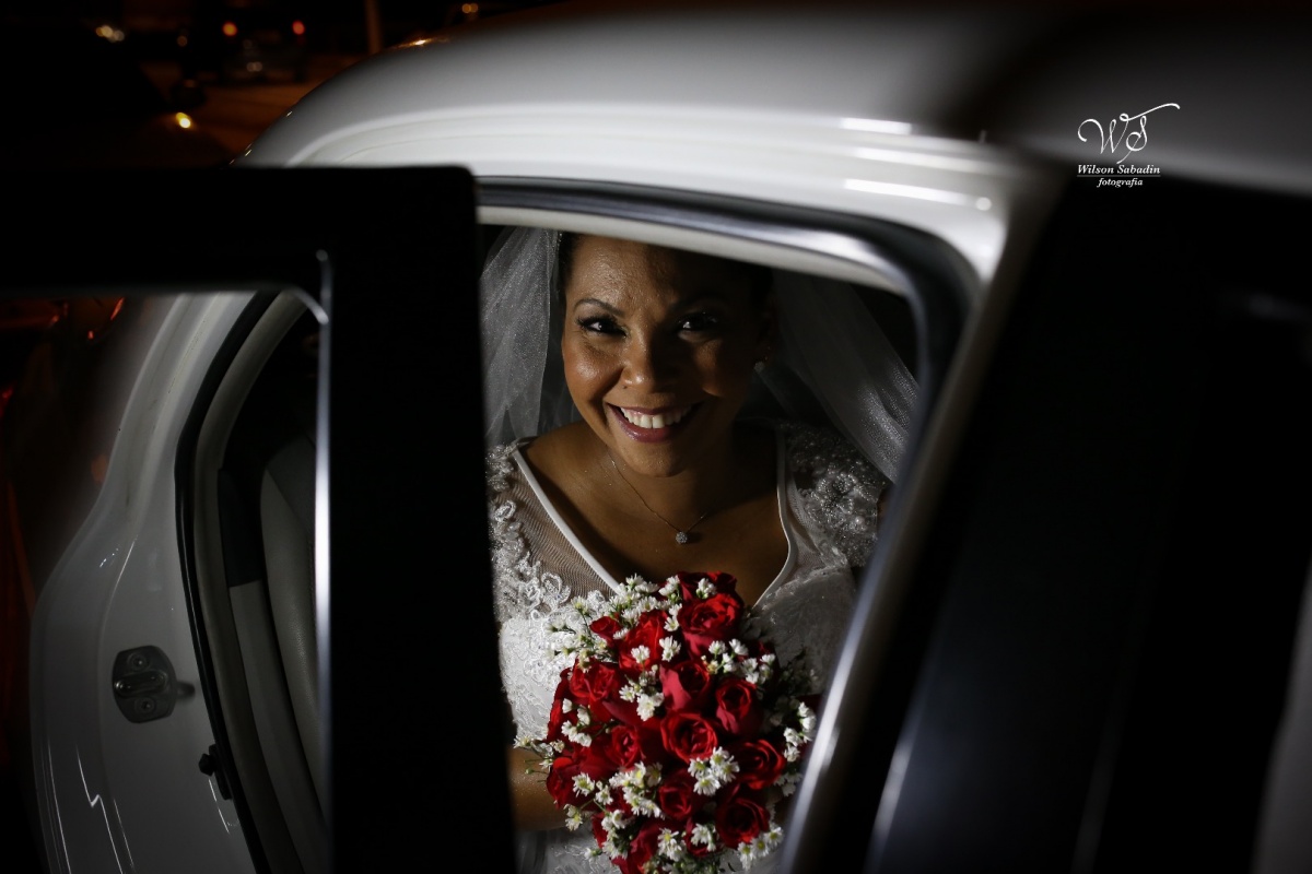 fotografia de casamento, noivos, noiva, noivo, fotografia de noivos, vestido de noiva, sapato, perfume, cabelo, véu, brinco, cruxificio, pai, mãe, padrinhos, padre, igreja, cerimonia, festa, salão de beleza, maquiagem, buquê, avó, buffê, bolo, convidados,