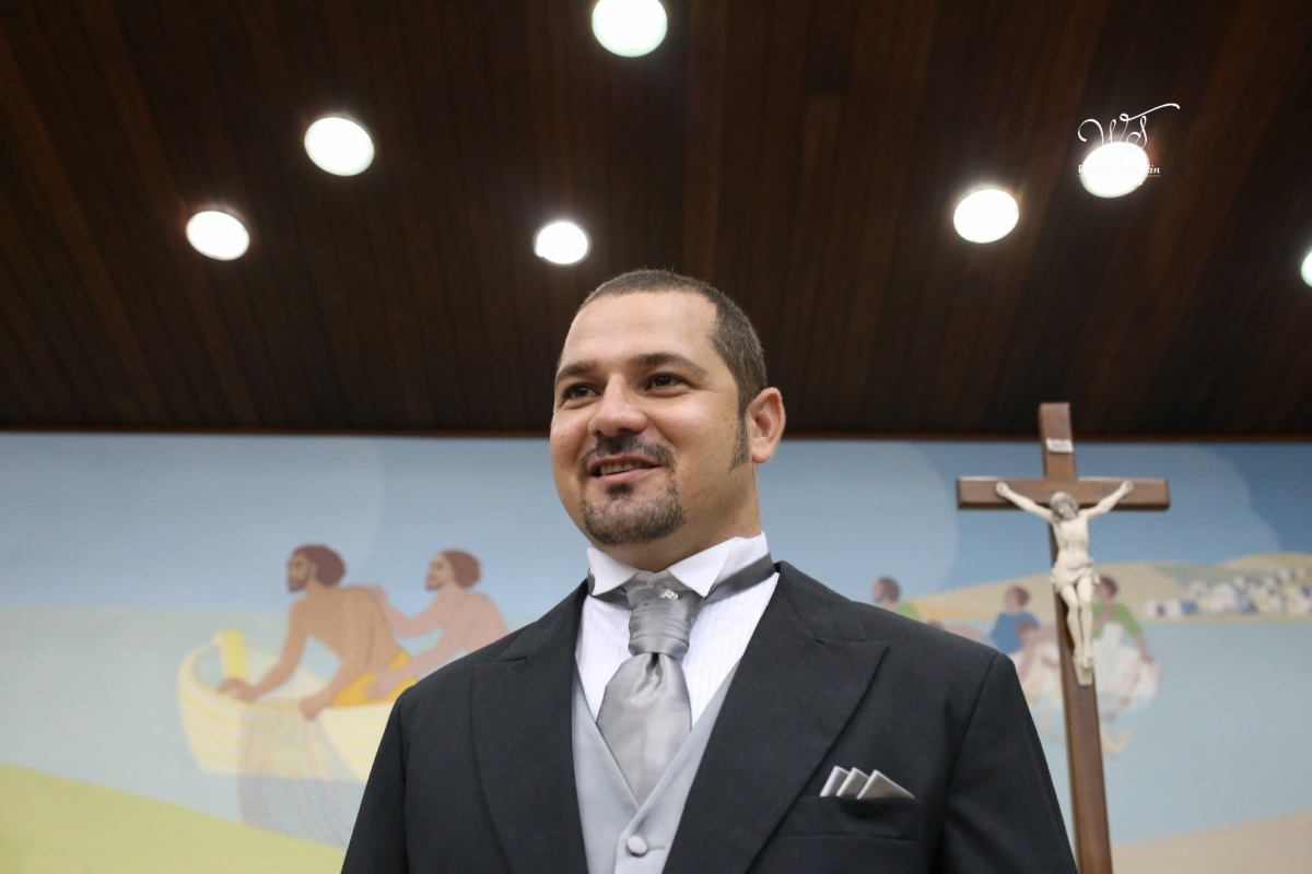 fotografia de casamento, noivos, noiva, noivo, fotografia de noivos, vestido de noiva, sapato, perfume, cabelo, véu, brinco, cruxificio, pai, mãe, padrinhos, padre, igreja, cerimonia, festa, salão de beleza, maquiagem, buquê, avó, buffê, bolo, convidados,